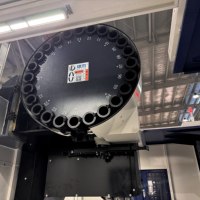 Centre d'usinage CNC vertical de haute précision ML-850 avec rails linéaires à 3 axes et broche à entraînement direct pour le fraisage des métaux