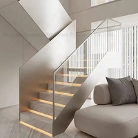 Escalier contemporain moderne en verre transparent avec marches en verre trempé renforcé et garde-corps métallique pour villas et usage commercial extérieur
