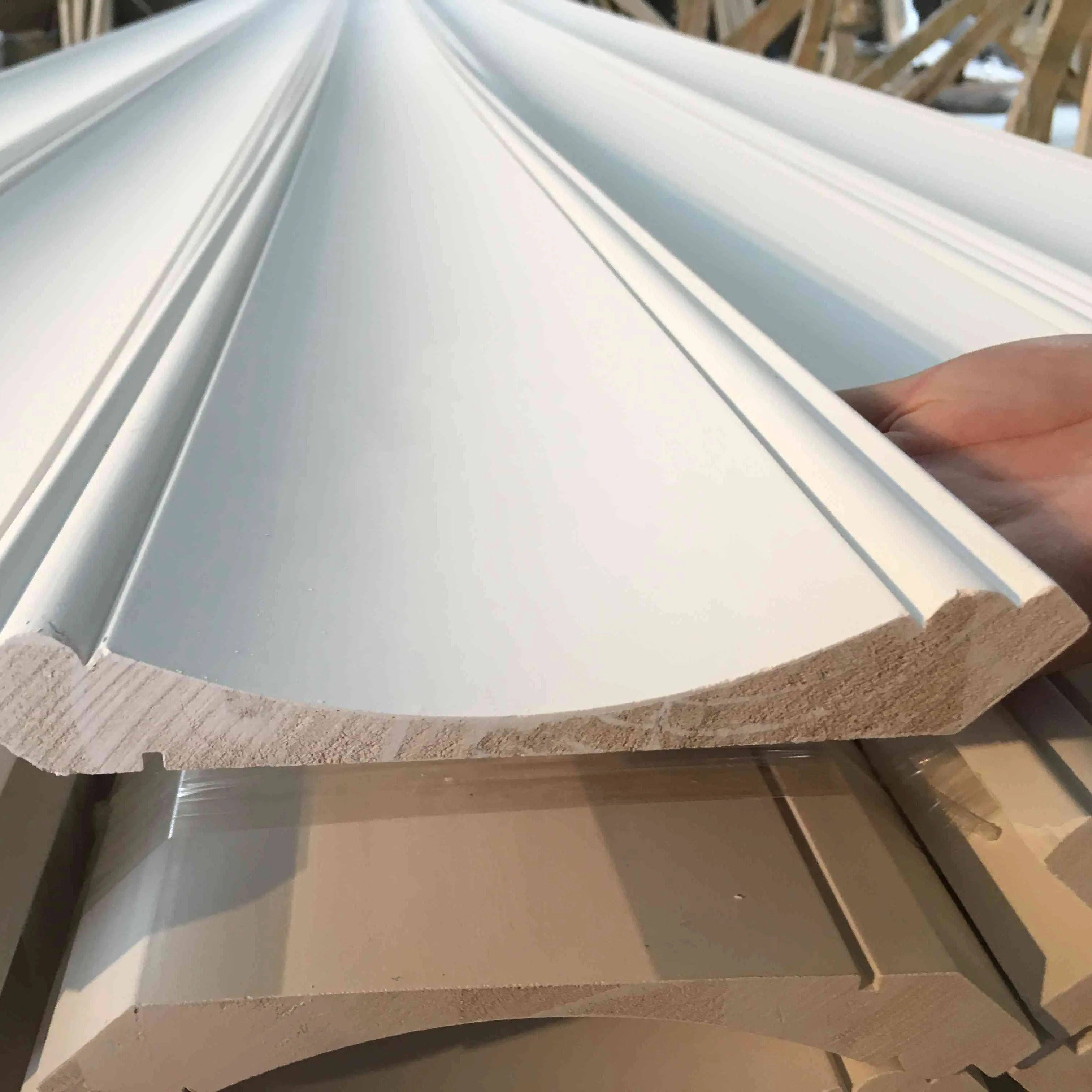 Декоративное формование деревянной белой короны