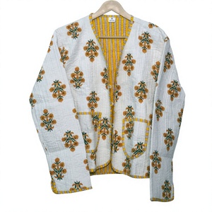 Veste courte matelassée en coton tricoté respirant pour femme, imprimé floral coloré, col en V, avec empiècements tendance et logo frontal, collection automne - Product Image 1