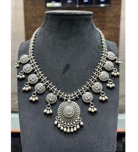 Collar con Dije Plateado Clásico para Mujer, Diseño Moderno que Realza la Belleza Natural para Bodas Hindúes - Product Image 3