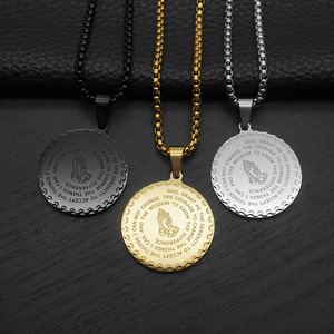 Collar con colgante de cruz de acero inoxidable con medalla de la Oración del <span class=keywords><strong>Padre</strong></span> <span class=keywords><strong>Nuestro</strong></span> y la Oración de la Serenidad, con diseño de manos en oración y moneda - Product Image 2