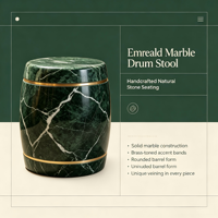 Table d'appoint de luxe en marbre vert foncé en forme de tonneau avec anneaux métalliques dorés polis et veinage blanc spectaculaire. Salon Moderne