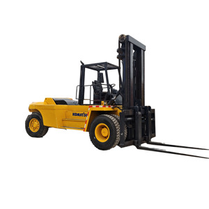 Chariot élévateur diesel d'occasion Komatsu 20T - Performances optimales, mât à deux étages, matériel de construction tout-terrain - Product Image 1