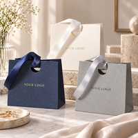 Individuelle Heißprägung Logo Sofort Lieferbare Kleine Papier-Geschenktüten mit Bandgriff für Schmuck-Boutiquen Einzelhandel Geschenkverpackung Geringe Mindestbestellmenge