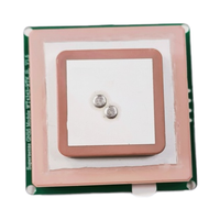 La carte RTK de haute précision est utilisée comme station de base avec une antenne de communication pour fournir des données d'étalonnage sur une portée de 3 à 5 km
