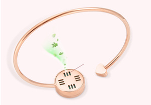 Brazalete Abierto con Difusor de Aceites Esenciales |   Pulsera de Acero Inoxidable con Baño de Oro PVD de 18K, Diseño de Corazón Hueco, Repelente de Mosquitos, Joyería para Mujer - Product Image 6