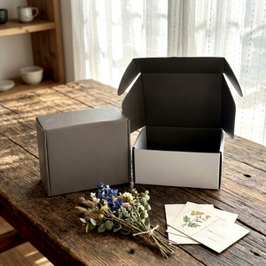 Boîtes d'expédition noires personnalisées, boîtes <span class=keywords><strong>en</strong></span> <span class=keywords><strong>papier</strong></span> recyclables, boîtes pliantes <span class=keywords><strong>en</strong></span> carton ondulé pour l'emballage de vêtements avec logo, boîtes noires - Product Image 1
