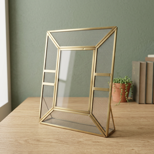Cadre photo rectangulaire en laiton et verre Artisan Design PF745 avec bordure dorée et panneaux en maille, design vertical - Product Image 1