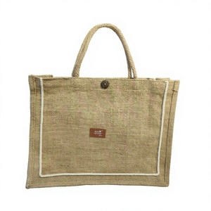 Sac de shopping extra large en jute à motifs animaliers, fait main au Vietnam par Haprosimex Saigon, avec bandoulière et poignées. - Product Image 1