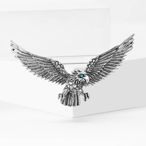 Novo Broche Vintage de Águia em Liga com Strass para Banquetes Femininos, Joia Exquisita e Versátil para Presentes - Product Image 2