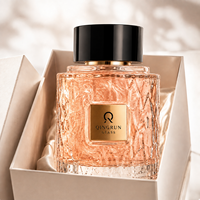 Flacon de parfum en verre cristal martelé personnalisé avec étiquette dorée et capuchon noir pour cadeau parfumé