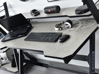 Bureau de jeu contemporain chaud en usine avec étagère de rangement surélevée à cadre robuste et bureau spacieux pour PC Gamers Home Office