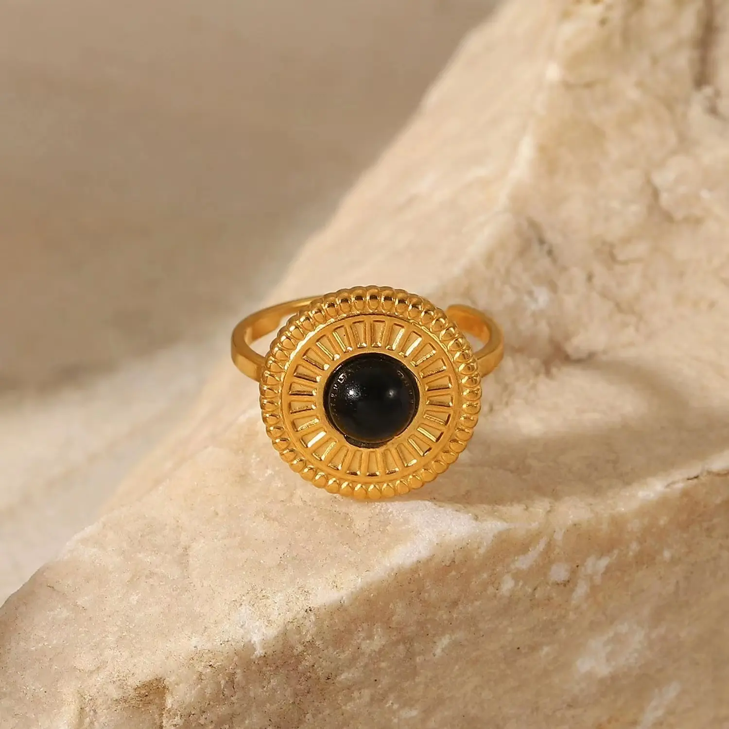 Fashion Wholesale Round Button Disc Finger Waterproof 18k Gold Plated Stainless Steel Signet Black Onyx Stone Ring for Women