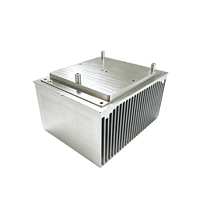 Grand dissipateur thermique carré en aluminium extrudé, alliage 6063, fraisage CNC de précision avec goupille de positionnement pour l'électronique haute puissance