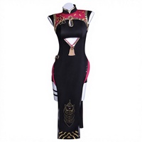 Cosplayer Zenless Zone Zero buvant du thé, Boss Lady Red Bean en cosplay dans un Qipao féminin, Cosplay style femme mature