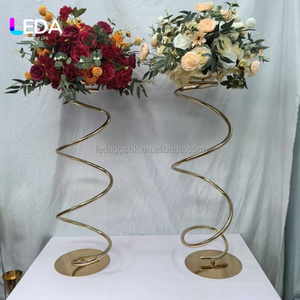Support floral en métal doré en spirale LEDA pour centre de table de mariage et décoration d'événements - Product Image 1