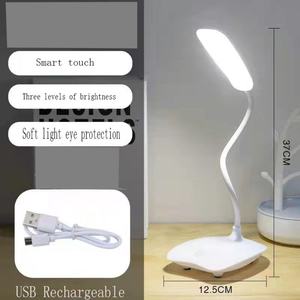 Lampe de bureau LED pliable et dimmable en ABS blanc avec port USB - Product Image 3
