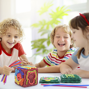 Cube d'activités en silicone Koan, jouet de puzzle sensoriel, rouge foncé et vert, éducatif pour les enfants - Product Image 1