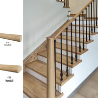 Escaliers d'intérieur modernes personnalisés avec main courante en bois et colonnes en métal assorties