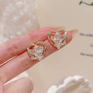 Orecchini a Cuore con Angelo in Ottone Placcato e Zirconia Cubica, Vendita all'Ingrosso, Regalo per Donne - Product Image 1