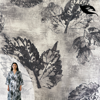 Tissu imprimé marbré monochrome tendance pour robe femme / Textile haute couture à effet encre