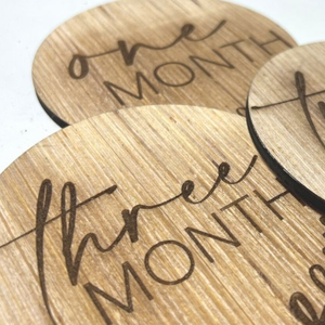 Discos de Madera Grabados Personalizados para Hitos del Bebé - Product Image 1