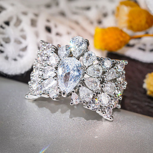 Anello dal Design a Goccia Elegante per Donne - Product Image 5