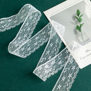 Nastro in Pizzo Bianco con Bordi Ricamati, Vari Modelli, Pizzo Floreale Vintage Bianco e Beige per Cucito, Fai da Te, Confezioni Regalo - Product Image 4