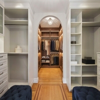Dressing moderne de luxe avec coiffeuse intégrée et bureau, mobilier de chambre sur mesure en bois finition mélaminée double face