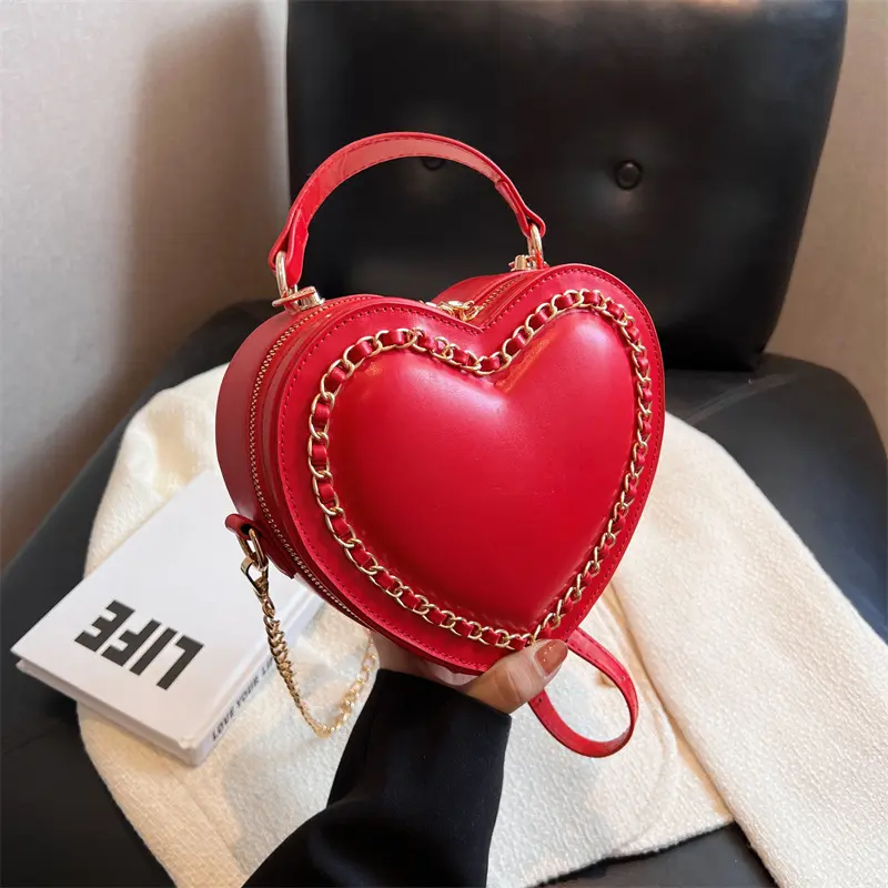 2023 패션 여성 빨간 핸드백 발렌타인 데이 여자 친구 휴가 선물 가방에 적합한 체인 장식과 귀여운 하트 가방