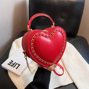 2023 bolsos rojos de moda para mujer, bonitos bolsos de corazón con decoración de cadena, adecuados para el Día de San Valentín, bolsas de regalo de vacaciones para amigas
