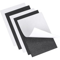 Bande magnétique flexible en caoutchouc magnétisé à multipôles anisotropes personnalisée avec adhésif