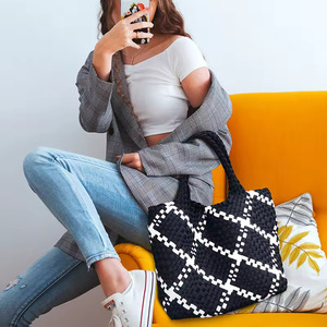 <span class=keywords><strong>Sacs</strong></span> à main d'été pour femmes en cuir PU, tricotés à la main, portables, avec fermeture éclair, logo personnalisé - Product Image 5
