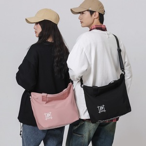 Sac de voyage bandoulière grande capacité en tissu Oxford imperméable avec fermeture éclair et poignée souple, style décontracté pour femme, idéal pour l'université, collection mode japonaise et coréenne 2024 - Product Image 3