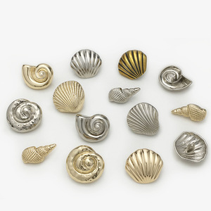 Boutons de luxe personnalisés écologiques en forme de coquillage doré pour vêtements, en alliage de zinc, tige métallique, forme spéciale, plaqué coquillage, étoile de mer, cœur - Product Image 2