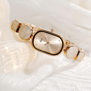 Elegante Reloj de Cuarzo para Mujer con Diseño Ovalado y Estilo de Brazalete, Especial de Navidad con Diseño Artístico Irregular - Product Image 3