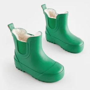 Vente en gros Bottes de pluie confortables et chaudes personnalisées pour enfants doublées en fausse fourrure Bottes de cheville d'hiver imperméables pour enfants et adolescents - Product Image 1