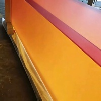 Acryl-LED-beleuchteter Bartresen, maßgefertigte bernsteinfarbene leuchtende Kücheninsel, moderner transluzenter Esstisch für Villa-Bar