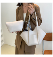 Sac fourre-tout géométrique personnalisé avec logo, poignée supérieure angulaire à facettes, breloque nœud détachable, vente directe d'usine pour femmes