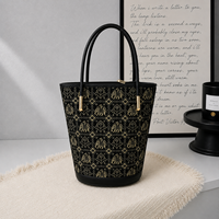 Mini sac à main en tissu tissé artisanal pour femme avec poignée supérieure structurée, quincaillerie métallique raffinée, bandoulière amovible