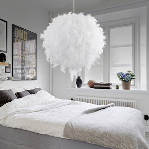 Lustre à plumes He Yi, luminaire suspendu à LED blanc pour chambre à coucher, salon, chambre d'enfant, décoration intérieure - Product Image 1