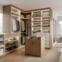 Système d'organisation de dressing sur mesure autoportant pour chambre d'appartement avec solution de rangement élégante, moderne et luxueuse