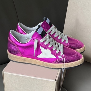 Sneakers de créateur pour hommes avec cuir vieilli et motifs étoiles dorées luxueux, très attrayantes et adaptées aux sports de plein air. - Product Image 2