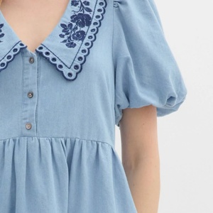 เดรสยีนส์สั้นสีฟ้าอ่อน แขนสั้น คอวี แต่งลายปัก สำหรับผู้หญิง แฟชั่นปรับแต่งได้ - Product Image 3