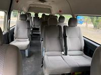 Mini-bus électrique 18 places avec transmission manuelle, utilisé pour les réceptions d'affaires et les petits groupes touristiques à bas prix