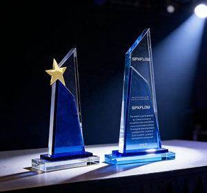 Vente en gros de trophée d'ange en cristal acrylique de style Feng Shui avec plaque en métal gravure personnalisée pour souvenirs et modèles - Product Image 1