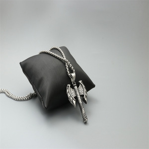 Yunnique Collar con colgante de hacha de doble cara, joyería de moda de acero inoxidable, regalo para hombres y mujeres - Product Image 3