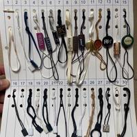 Étiquettes suspendues personnalisées minimalistes en papier blanc avec cordon noir, étiquettes de vêtements imprimées avec logo personnalisé en gros pour les marques de mode