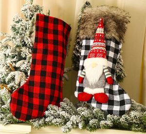 Boutique 19" Chaussette de Noël en peluche à carreaux Buffalo, Poupée sans visage personnalisée, Chaussettes suspendues pour cheminée pour décoration intérieure - Product Image 3